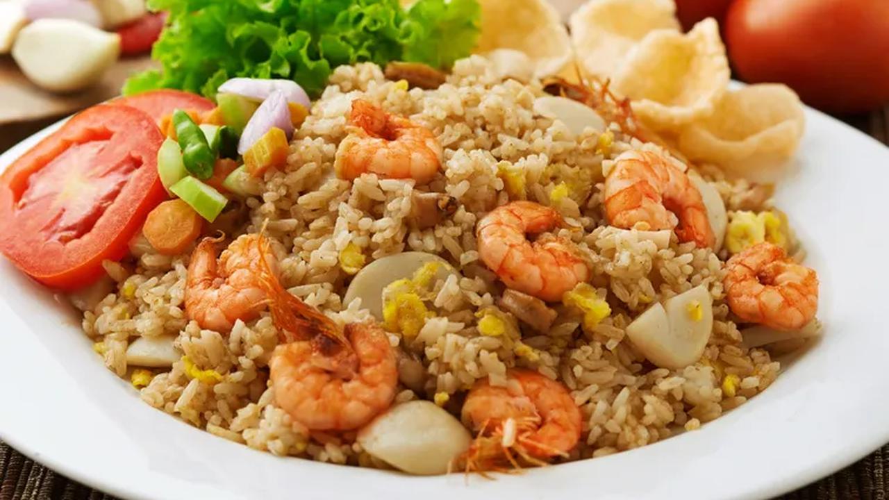 Biarpun sudah familiar di tanah air, tapi tahukah kamu kalau nasi goreng ternyata bukan makanan asli Indonesia!