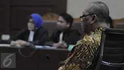 Pengusaha Doddy Aryanto Supeno mendengarkan pembacaan putusan di Pengadilan Tipikor Jakarta, Rabu (14/9). Majelis Hakim menyatakan, Doddy terbukti menyuap panitera Pengadilan Negeri Jakarta Pusat Edy Nasution. (Liputan6.com/Faizal Fanani)