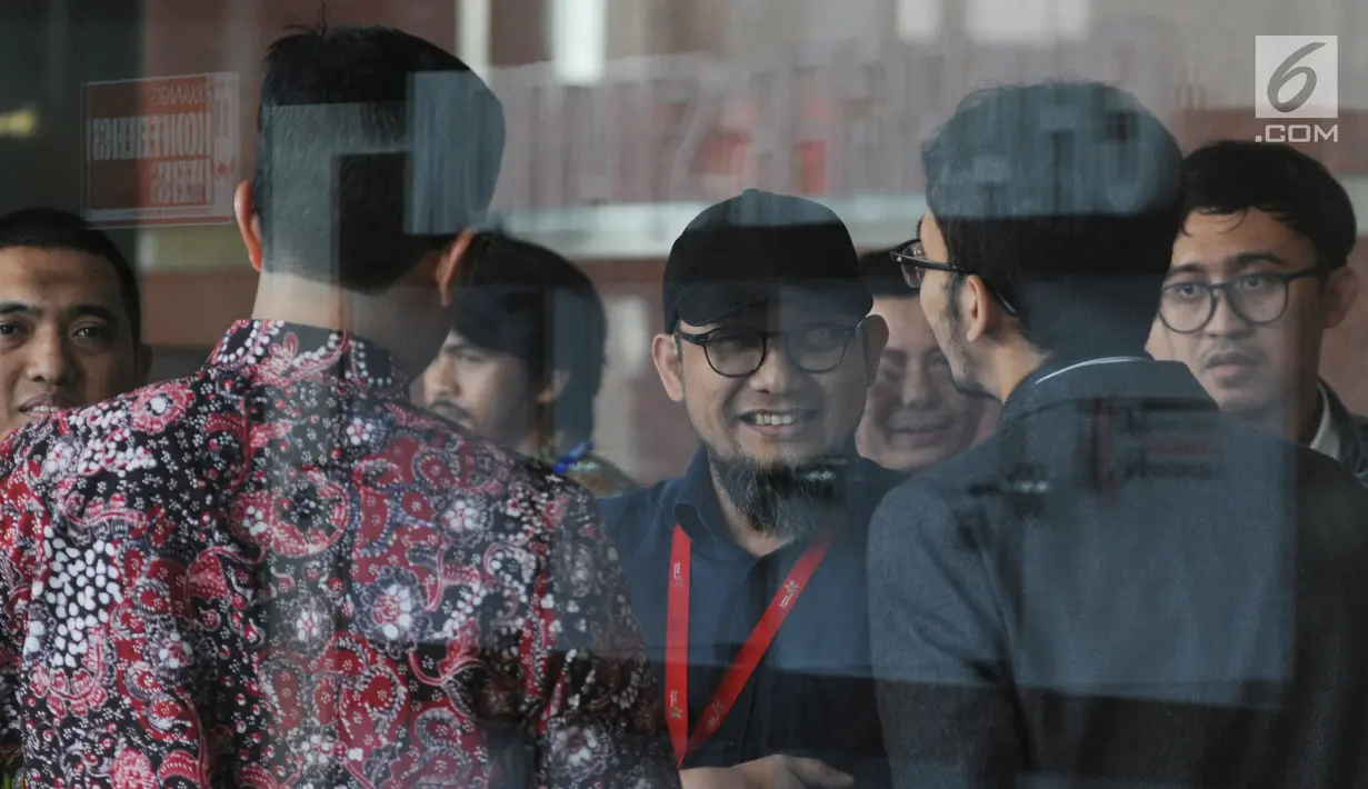 Penyidik senior KPK Novel Baswedan tersenyum usai diperiksa TGPF dan Polisi di Gedung KPK, Jakarta Kamis (20/6/2019). TGPF memeriksa Novel terkait kasus penyiraman air keras hingga mata kirinya buta diharapkan bisa menemukan titik terang siapa dalang penyiraman. (merdeka.com/Dwi Narwoko)