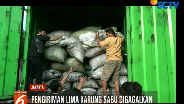Truk kontainer pengirim barang haram antar provinsi ini disergap polisi saat melintas di Tol Bakahueni Lampung.