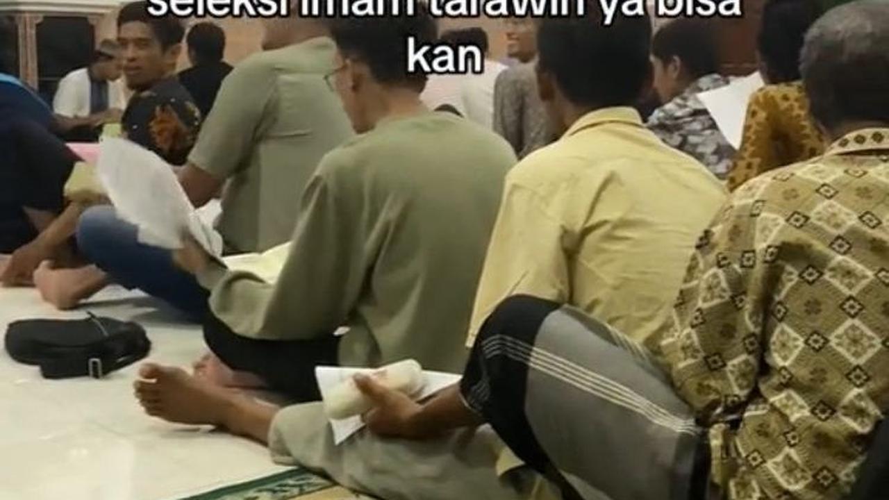 Antusias para warga di sekitar masjid ini pun menarik perhatian sekaligus menuai pujian warganet.