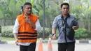 Bupati Buton Selatan nonaktif Agus Feisal (kiri) saat akan menjalani pemeriksaan lanjutan di Gedung KPK, Jakarta, Senin (9/7). Agus diperiksa sebagai tersangka terkait dugaan menerima suap proyek di Kabupaten Buton Selatan. (Merdeka.com/Dwi Narwoko)