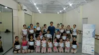 Li Cunxin (tengah baju biru) bersama dengan peserta master class balet di Jakarta (Rizki Akbar Hasan/Liputan6.com)