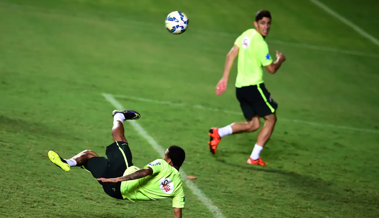 Pemain Brasil Neymar Junior melakukan tendangan salto pada sesi latihan di Salvador, Brasil, Senin(16/11/2015). Brasil akan melawan Peru pada Qualifikasi Piala Dunia Rusia 2018. AFP Photo/Christophe Simon)