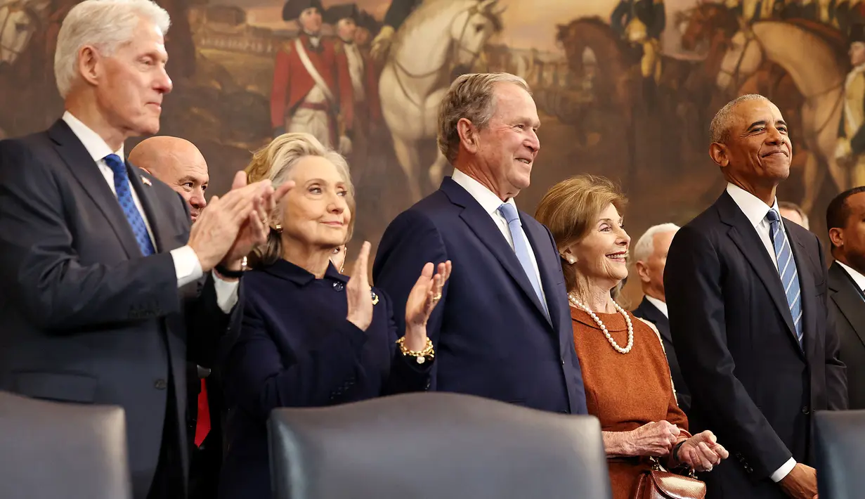 Mantan Presiden AS Bill Clinton, mantan Menteri Luar Negeri AS Hillary Clinton, mantan Presiden AS George W. Bush, mantan ibu negara Laura Bush dan mantan Presiden AS Barack Obama (kiri ke kanan) tiba di pelantikan Presiden ke-47 Amerika Serikat, Donald Trump, di Rotunda Gedung Kongres AS pada tanggal 20 Januari 2025 di Washington DC. (Chip Somodevilla/POOL/AFP)