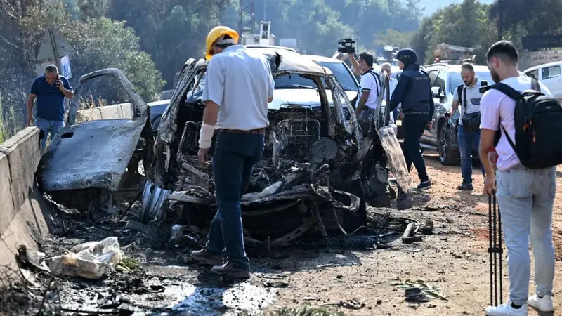 Warga Suriah memeriksa kerusakan di lokasi serangan Israel di pinggiran Masyaf, Provinsi Hama  Suriah tengah [Louai Beshara/AFP]