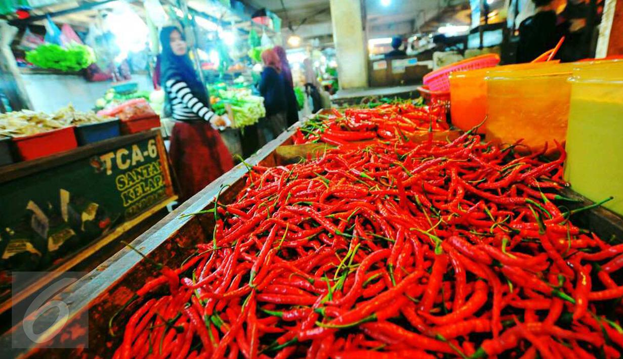 Dari pasca tahun baru hingga saat ini harga cabai rawit merah terus mengalami peningkatan dan diikuti komoditas pokok lainnya, Tangerang, Jumat (6/1). (Liputan6.com/Angga Yuniar)