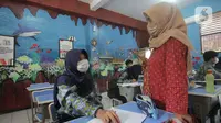 Guru saat mengajar di SMP Negeri 1 Kota Tangerang, Kamis (12/5/2022). Sekolah di Kota Tangerang mulai menggelar pembelajaran tatap muka (PTM) setelah libur lebaran 2022. (Liputan6.com/Angga Yuniar)