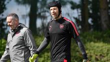 Kiper Arsenal, Petr Cech, saat latihan jelang laga leg pertama semifinal Liga Europa 2017-2018, Kamis (26/4/2018). Arsenal akan berhadapan dengan Atletico Madrid. (AFP/Ben Stansall)