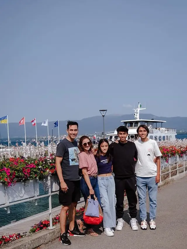 Darius Sinathrya dan keluarga ke Eropa (Instagram/darius_sinathrya)