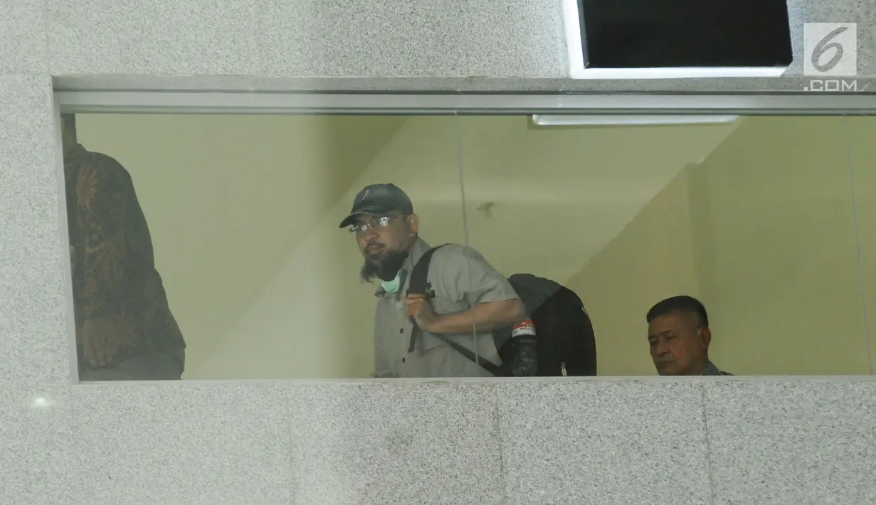 Senior Manager Keuangan PDAM Bandarmasih, Transis saat berada di dalam Gedung KPK untuk menjalani pemeriksaan lanjutan, Jakarta, Jumat (15/9). KPK memeriksa empat orang terkait OTT Banjarmasin. (Liputan6.com/Helmi Fithriansyah)