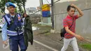 Petugas membawa jaket bermotif militer milik seorang pemotor saat Operasi Gaktib Garnisun Tetap 1 di kawasan Pesing, Jakarta,  Kamis, (11/2/2016). Razia dilakukan untuk menertibkan aksesoris berlambangkan TNI dan Polri. (Liputan6.com/Faisal R Syam)