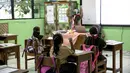 Suasana hari pertama uji coba Pembelajaran Tatap Muka (PTM) di SDN Kenari 08 Pagi, Jakarta, Rabu (7/4/2021). Skema yang akan diterapkan adalah pembelajaran tatap muka secara bergantian di dalam ruangan maksimum 50 persen dari kapasitas ruangan. (Liputan6.com/Faizal Fanani)