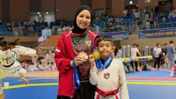 Tya Ariestya Dampingi Anak Kejuaraan Taekwondo di Korea, Kalundra Borong 2 Medali