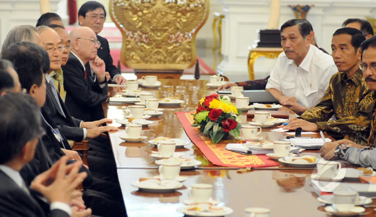 Presiden Joko Widodo dan sejumlah Menteri saat menerima delegasi Kamar Dagang dan Industri Jepang (Japan Chamber of Commerce and Industry) di Istana Merdeka, Jakarta, Senin (2/2/2015). (Liputan6.com/Faizal Fanani)