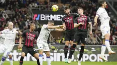 Pemain AC Milan, Olivier Giroud, mencetak gol ke gawang Sampdoria pada laga Liga Italia di Stadion di San Siro, Sabtu (20/5/2023). Rossonerri menang dengan skor 5-1. (AP Photo/Antonio Calanni)