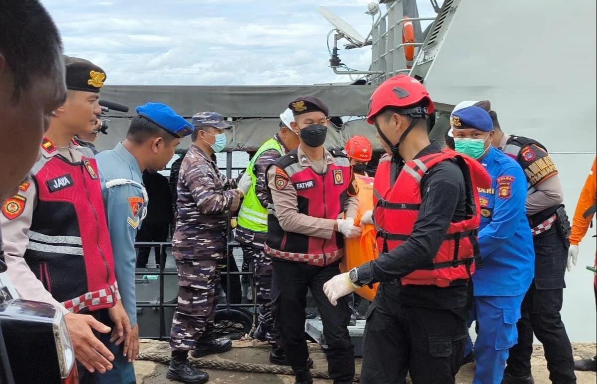 FOTO: KRI Selar-879 Evakuasi Jenazah di Teluk Balikpapan Saat Patroli Rutin
