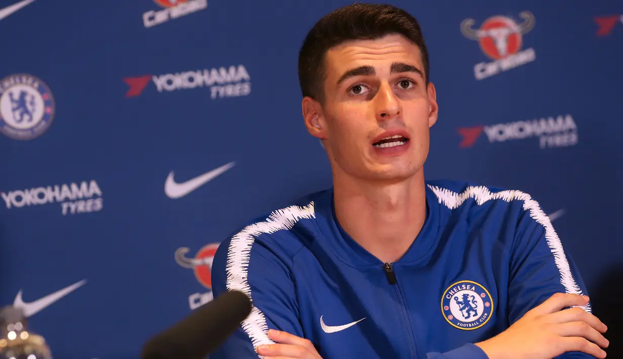 Kiper baru Chelsea Kepa Arrizabalaga memberi keterangan selama presentasi dirinya menjadi pemain Chelsea di Stamford Bridge, London, (9/8). Kepa menjadi kiper termahal di dunia mengalahkan kiper Liverpool Alisson Becker. (AFP Photo/Daniel Leal-Olivas)