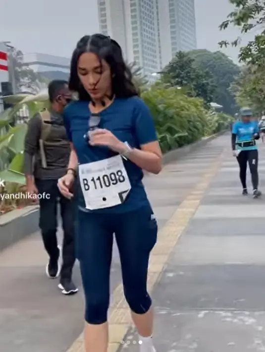 Di awal perjalanannya, Ussy sempat menggerai rambutnya yang juga dikepang cantik.  [Foto: Instagram/ussypratama]