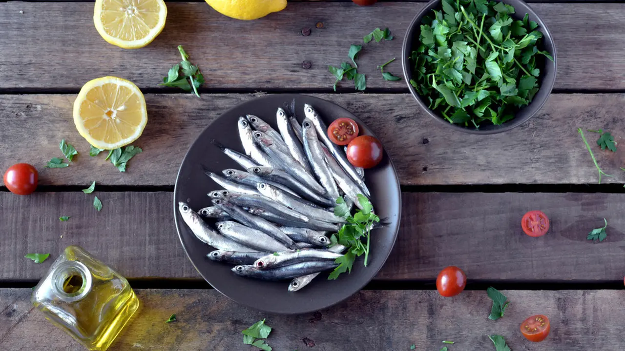 ilustrasi manfaat mengonsumsi ikan teri untuk kesehatan/Enfoca y dispara/shutterstock