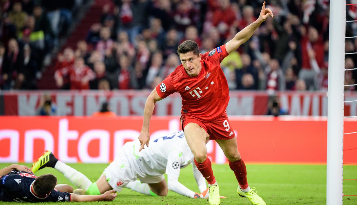 Quattrick gol tersebut dicetak Lewandowski ketika Bayern Munchen melawan Crvena Zvezda di laga fase grup Liga Champions 2019/2020. Di laga itu Munchen menang 6-0 atas Crvena Zvezda. (AFP/Matthias Balk)