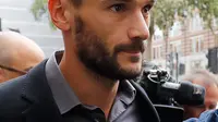 Ekspresi kiper Tottenham Hotspur, Hugo Lloris saat tiba di Westminster Magistrates Court, London (12/9). Lloris kedapatan mengemudi dalam kondisi mabuk oleh Kepolisian London. (AFP Photo/Tolga Akmen)