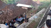 Mobil patroli milik Polsek Gedangsari Gunungkidul yang terjum 12 meter berada tepat disamping rumah warga. warga mencoba mengevakuasi kendaraan tersebut