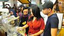 Artis Raffi Ahmad bersama sang istri Nagita Slavina membuat minuman saat pembukaan bisnis barunya, Jakarta, Jumat (25/8). Minuman mangga menjadi salah satu dari sekian bisnis yang digeluti oleh artis Raffi ahmad. (Liputan6.com/Helmi Afandi)
