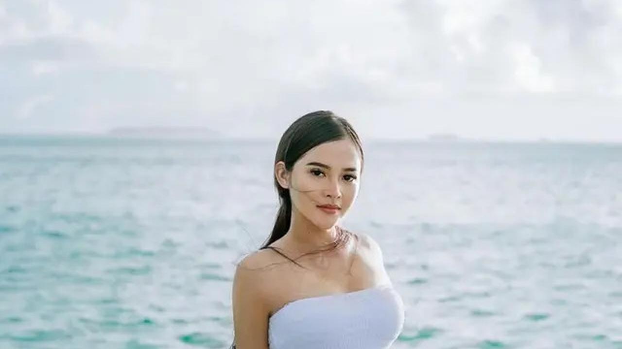 Penampilan Bella Bonita dengan atasan tanpa tali dan celana pendek putih dipuji karena kesan kegirangan dan kesegaran yang terpancar darinya, terutama setelah melahirkan anak pertamanya bersama Denny Caknan.<br>