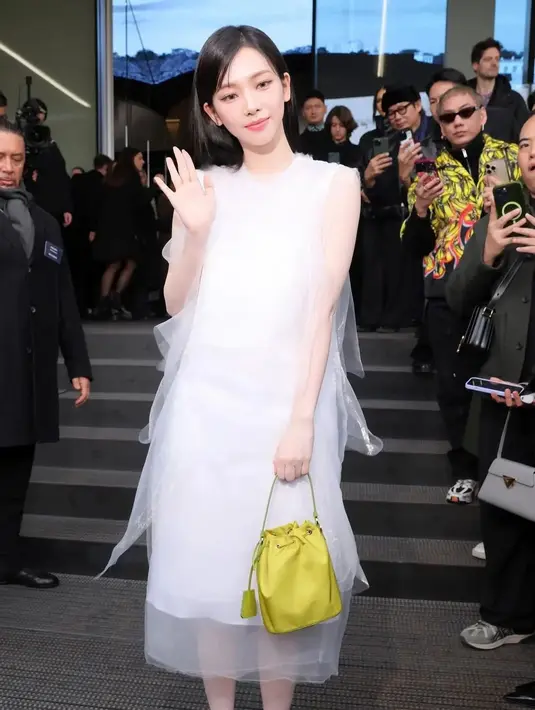 Memiliki kulit yang bersih, dress ini makin bikin Karina terlihat begitu bersinar. [@aespasyujimin]