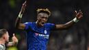 Tammy Abraham. Striker Inggris berusia 24 tahun yang kini memasuki musim pertama bersama AS Roma ini sebelumnya mampu menjadi top skor Chelsea di musim 2019/2020. Ia mampu mencetak 15 gol dan 4 assist dari 34 laga di Liga Inggris di musim tersebut. (AFP/Glyn Kirk)
