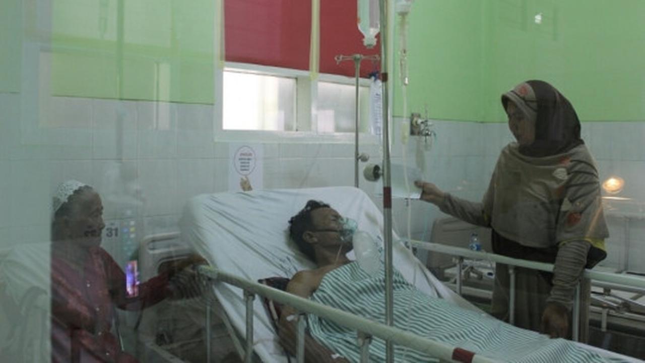 Melihat kondisi Tosan terbaring kritis di rumah sakit