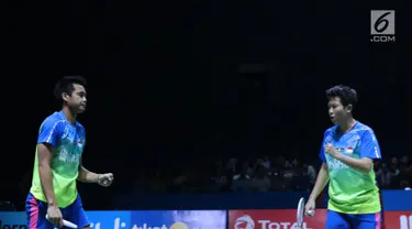 Ganda campuran Indonesia, Tontowi Ahmad/Liliyana Natsir saat melawan Hafiz Faizal/Gloria Emanulle Widjaja pada semifinal Indonesia Open 2018 di Istora GBK, Jakarta, Sabtu (7/7). Tontowi/Liliyana unggul 21-18, 21-8. (Liputan6.com/Helmi Fithriansyah)