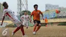 Pesepakbola PBR, Dallen Doke (kiri) membuang bola saat laga melawan Villa 2000 di Stadion LebakB ulus Jakarta, Sabtu (22/8/2015). Uji tanding ini merupakan persiapan PBR menghadapi turnamen Piala Presiden 2015. (Liputan6.com/Helmi Fithriansyah)
