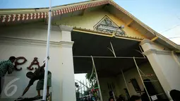 Simbol huruf PA di pasang gapura pintu Puro Pakualaman menjelang penobatan Paku Alam X di Yogyakarta, Rabu (6/1). KGPH Prabu Suryodilogo akan di nobatkan pada esok hari  dengan gelar KGPAA Paku Alam. (Boy Harjanto)