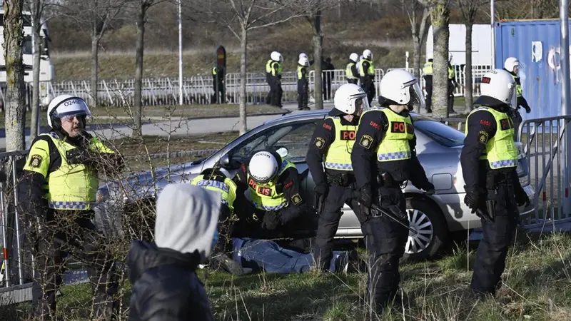 Polisi Swedia berusaha membubarkan demonstrasi ekstrimis anti-Islam yang ingin menista Al-Quran.