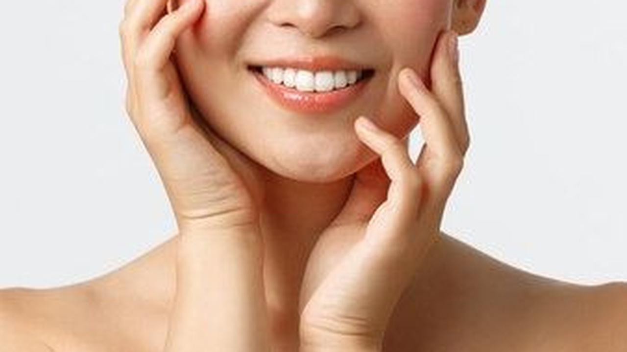Selalu bersihkan wajah sebelum menggunakan skincare, dan ikuti urutan yang tepat untuk meraih kulit sehat, lembap, dan glowing ala Korea.