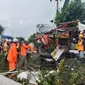 Tim gabungan membersihkan pohon tumbang dan rumah roboh pascakejadian angin kencang di Kabupaten Bandung dan Sumedang, Rabu (21/2/2024). (BPBD Kabupaten Sumedang)