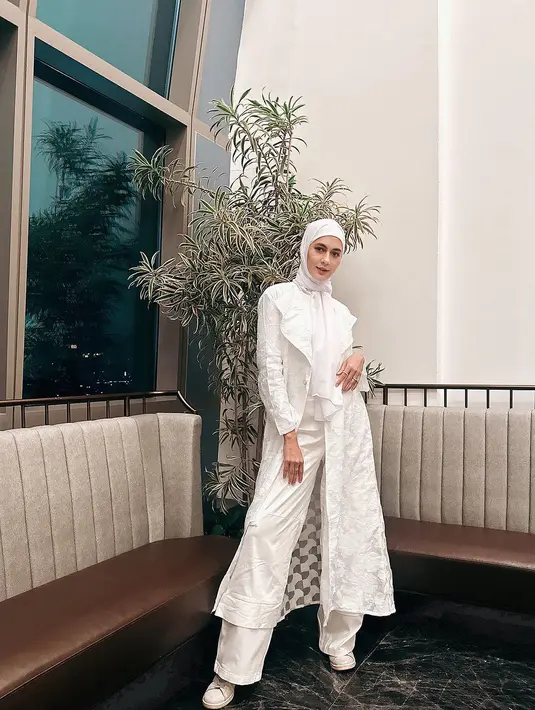 Tampil dengan outfit satu warna tak terasa membosankan dengan menggunakan lace long outer yang menawan. [@paula_verhoeven]