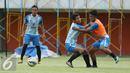 Pemain Gresik United saling berebut bola saat latihan uji lapangan jelang laga Piala Presiden 2017 di Stadion Maguwoharjo, Sleman, Jumat (3/2). Gresik United akan berhadapan dengan Mitra Kukar, Sabtu (4/2). (Liputan6.com/Helmi Fithriansyah)