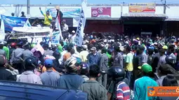 Citizen6, Brebes: Sedikitnya 100 orang petani melakukan demo di Brebes minta pmerintah untuk tolak mengimpor bawang. (Pengirim: Habty Yunita)