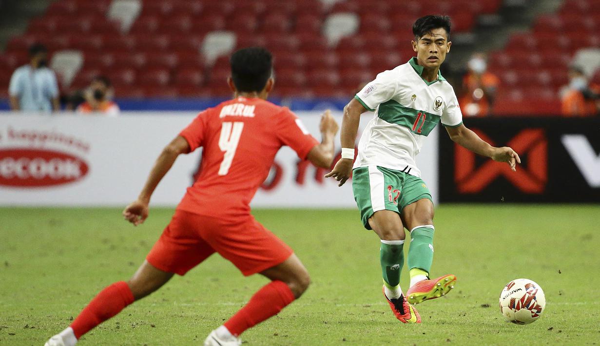 Pratama Arhan. Bek sayap kiri Timnas Indonesia berusia 20 tahun ini tampil apik sejauh ini. Dua gol dan dua assist mampu disumbangkannya. Sayang, pemain yang mempunyai kemampuan lemparan jarak jauh ciamik ini tidak turun di final leg pertama akibat akumulasi kartu kuning. (AP/Suhaimi Abdullah)