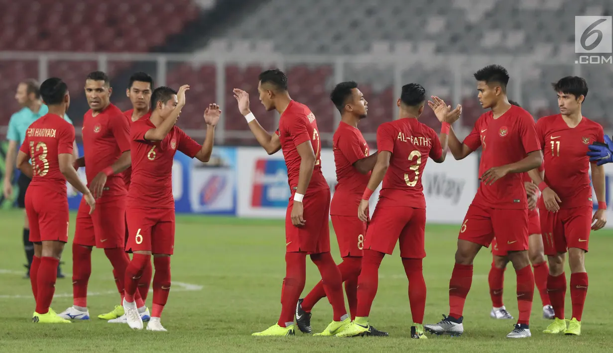 Pemain Timnas Indonesia jelang melawan Timor Leste pada laga penyisihan grup B Piala AFF 2018 di Stadion GBK, Jakarta, Selasa (13/11). Babak pertama berakhir imbang 0-0. (Liputan6.com/Helmi Fithriansyah)