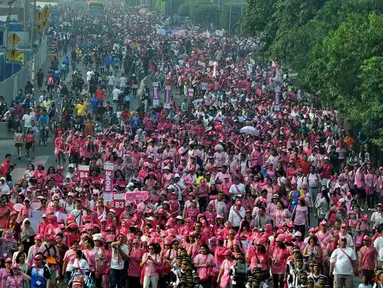 Jalan MH.Tamrin dipenuhi ribuan orang dengan berbusana serba Pink, Minggu (12/10/14) (Liputan6.com/Miftahul Hayat) 
