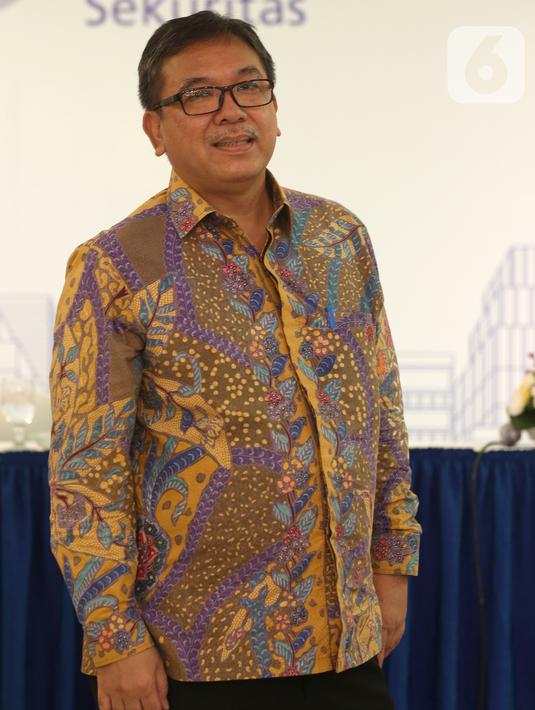 Direktur PT Danareksa Sekuritas Boumediene Sihombing saat foto seusai perkenalan manajemen baru di Jakarta, Senin (2/3/2020). Sekitar 80 persen dari target nasabah baru atau 40.000 nasabah diproyeksikan berasal dari akuisisi rekening karyawan BRI. (Liputan6.com/Fery Pradolo)