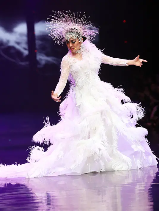 "Sebagai Wanita Udara Nan Manja Ini... Semalam Menjadi “RATU UDARA DEWI ANGIN” EQUILIBRIUM .... Mempersembahkan Lagu Dengan Begitu Indahnya.... Berjudul “ HARA “ Yang Di Ciptakan Oleh @melly_goeslaw ...." tulisnya. (Deki Prayoga/Bintang.com)