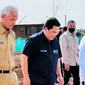 Menteri BUMN Erick Thohir dan Gubernur Jateng Ganjar Pranowo saat mendampingi Presiden Jokowi di Batang. (Laily Rachev/Biro Pers Sekretariat Presiden)