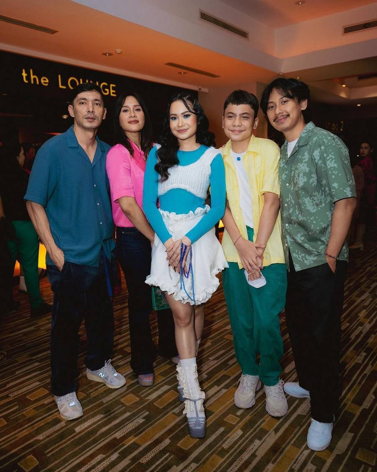 Keluarga Abimana mendukung Satine Zaneta di premiere film "VIRGO AND THE SPARKLINGS," meski hanya anak keempat yang tidak ikut dalam momen spesial tersebut.<br>
