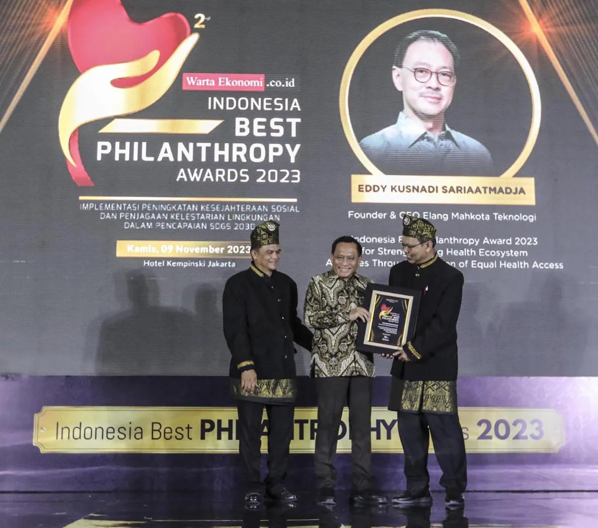 Pendiri PT Elang Mahkota Teknologi (EMTEK), Eddy Kusnadi Sariaatmadja  meraih penghargaan sebagai filantropi di bidang kesehatan dalam acara&nbsp;Indonesia Best Philanthropy Awards 2023 di Jakarta, Kamis (9/11/2023).