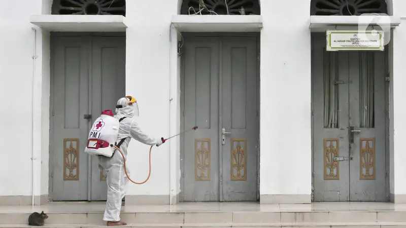 FOTO: Persiapan New Normal, Masjid Agung Al Azhar Disemprot Disinfektan